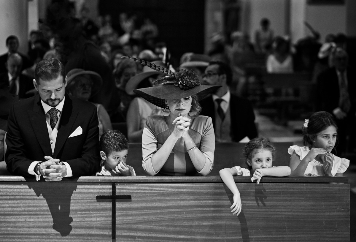 Rezar en una boda fotografía realizada por los mejores fotógrafos de Sevilla - Parejo Photos