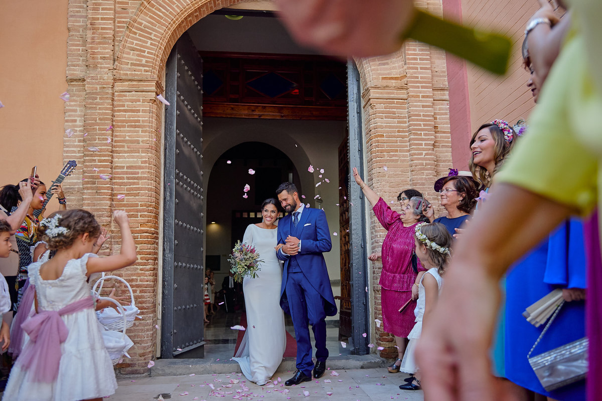 El arroz en una boda fotografía realizada por los mejores fotógrafos de Sevilla - Parejo Photos