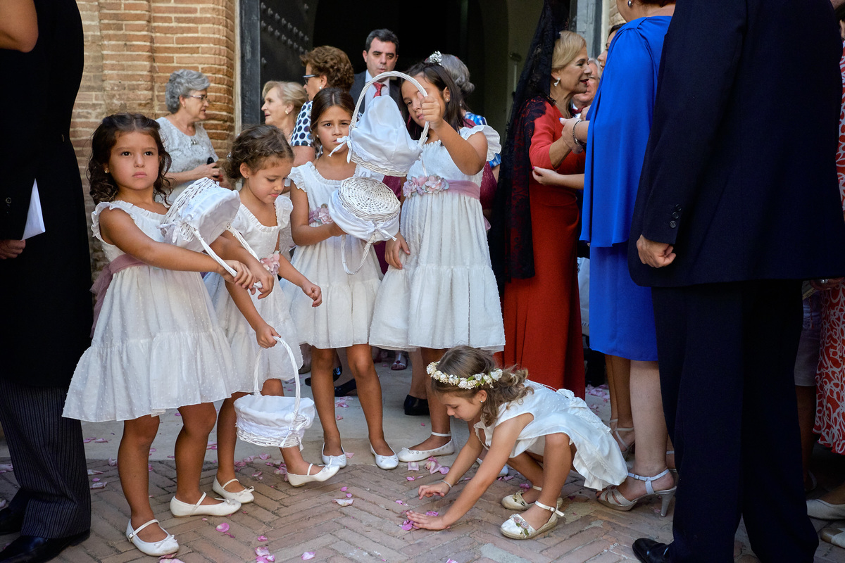 Vestidos de niños en tu boda fotografía realizada por los mejores fotógrafos de Sevilla - Parejo Photos