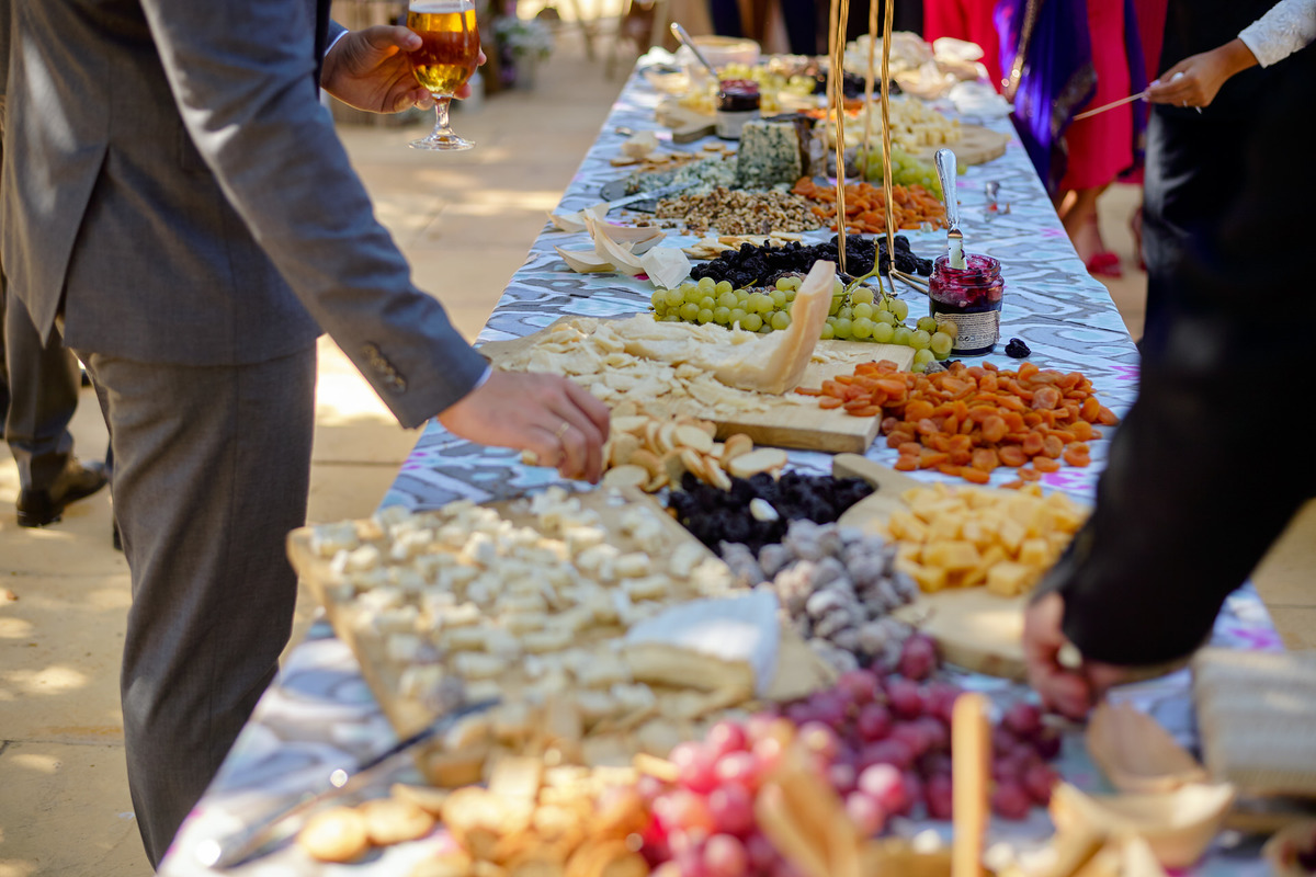 Mesa de quesos para tu boda fotografía realizada por los mejores fotógrafos de Sevilla - Parejo Photos