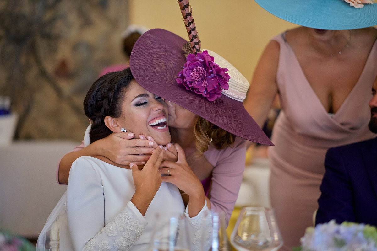 risas de amor en tu boda fotografía realizada por los mejores fotógrafos de Sevilla - Parejo Photos