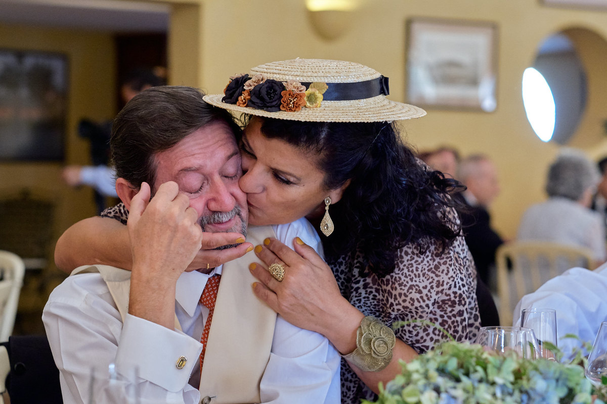 Besos fotografía realizada por los mejores fotógrafos de Sevilla - Parejo Photos