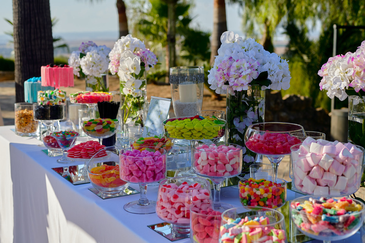 Mesas de chucherias en tu boda fotografía realizada por los mejores fotógrafos de Sevilla - Parejo Photos