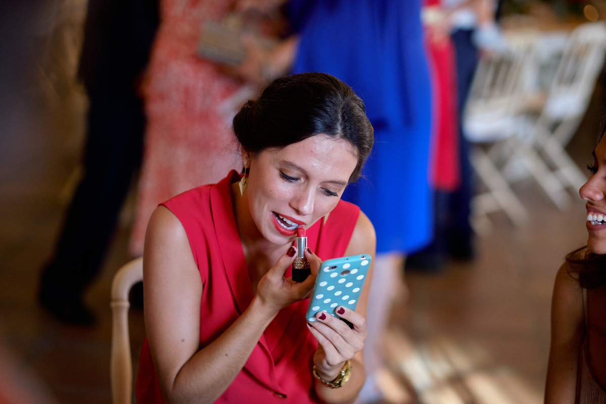 Me pinto los labios fotografía realizada por los mejores fotógrafos de Sevilla - Parejo Photos