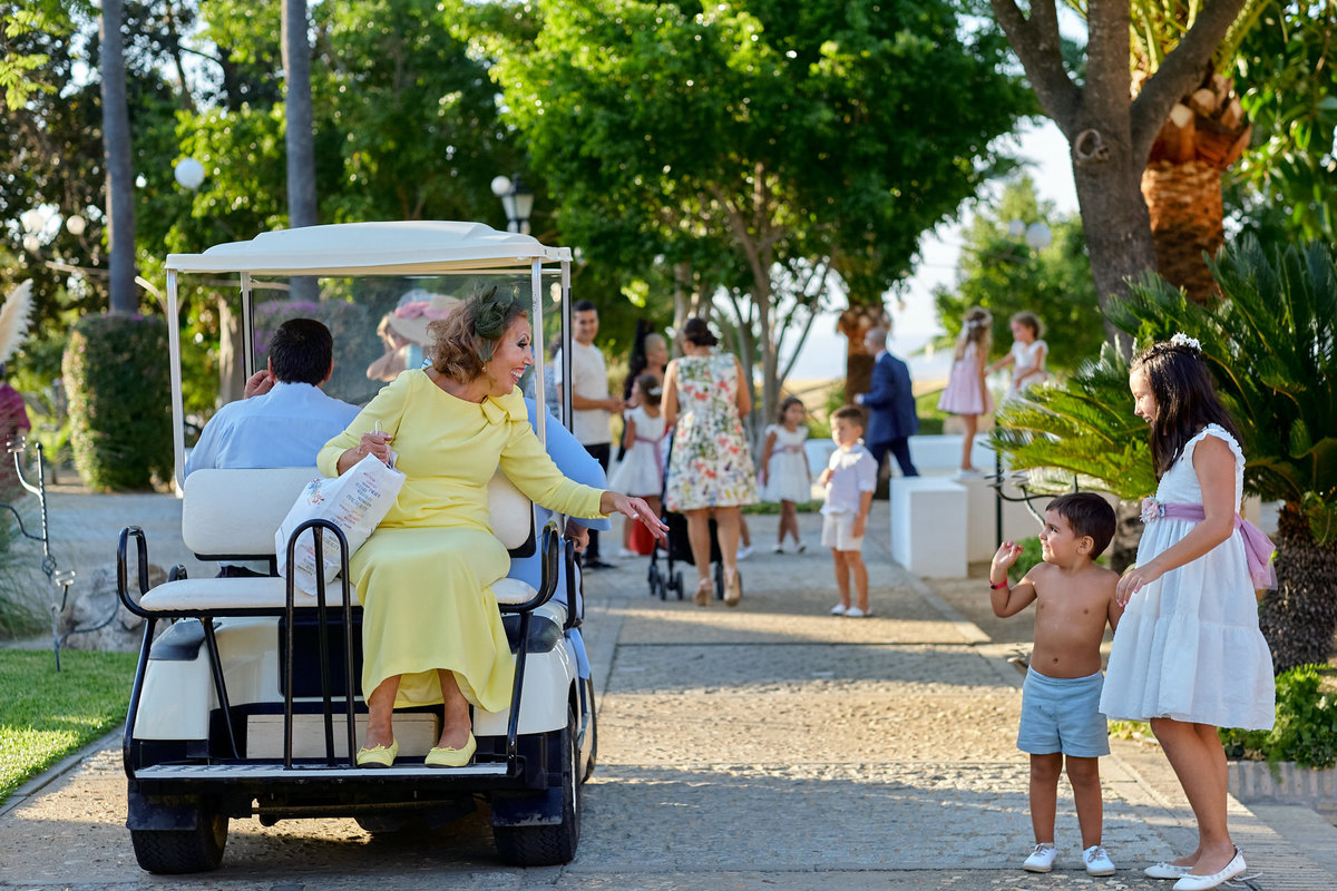 Carritos de golf en tu boda fotografía realizada por los mejores fotógrafos de Sevilla - Parejo Photos