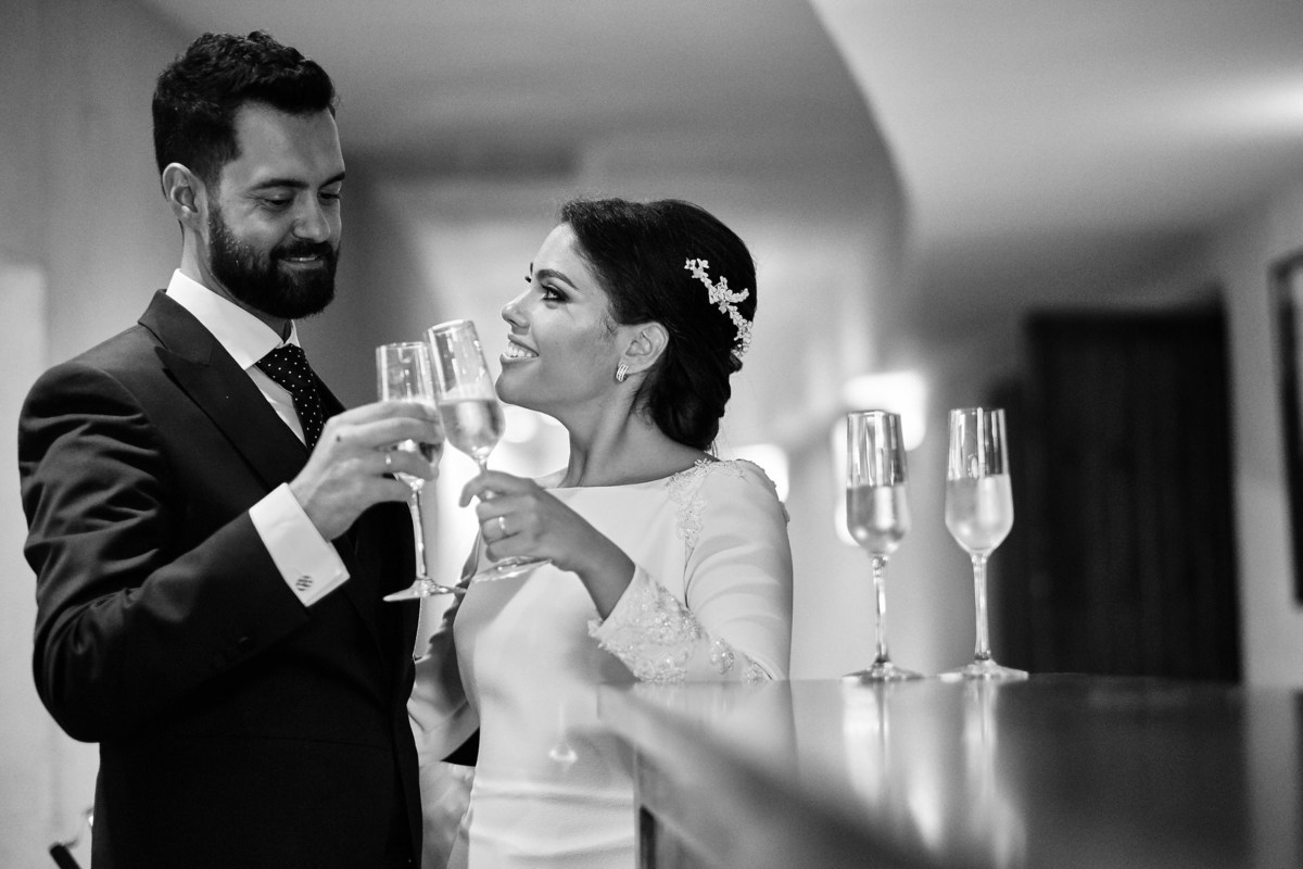 Brindar con champagne en tu boda fotografía realizada por los mejores fotógrafos de Sevilla - Parejo Photos