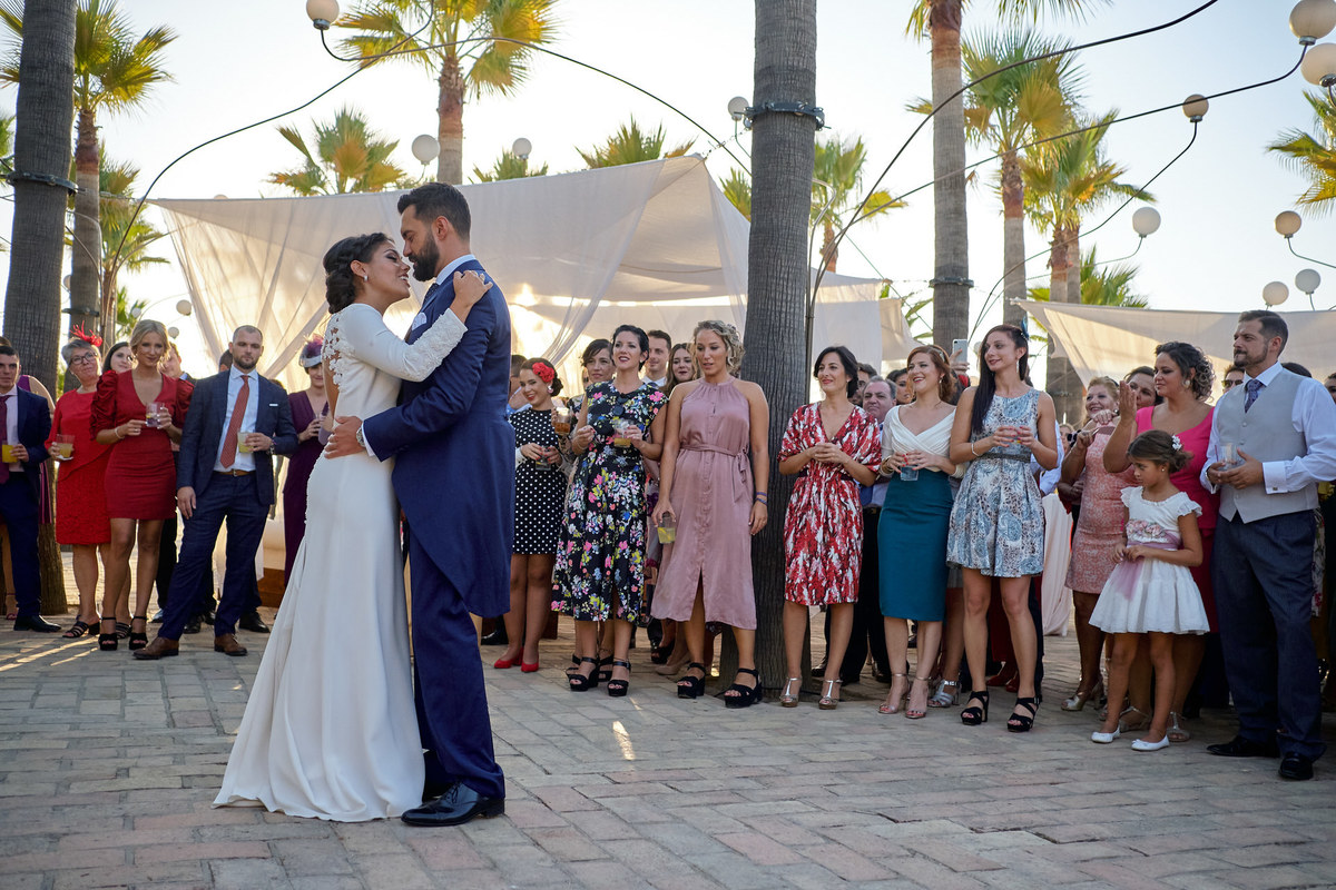 Baile nupcial fotografía realizada por los mejores fotógrafos de Sevilla - Parejo Photos