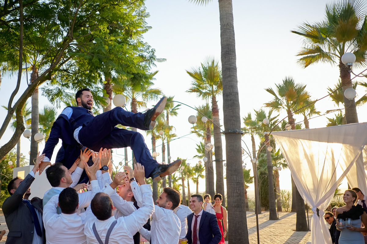 Mantear por los aires en tu boda fotografía realizada por los mejores fotógrafos de Sevilla - Parejo Photos