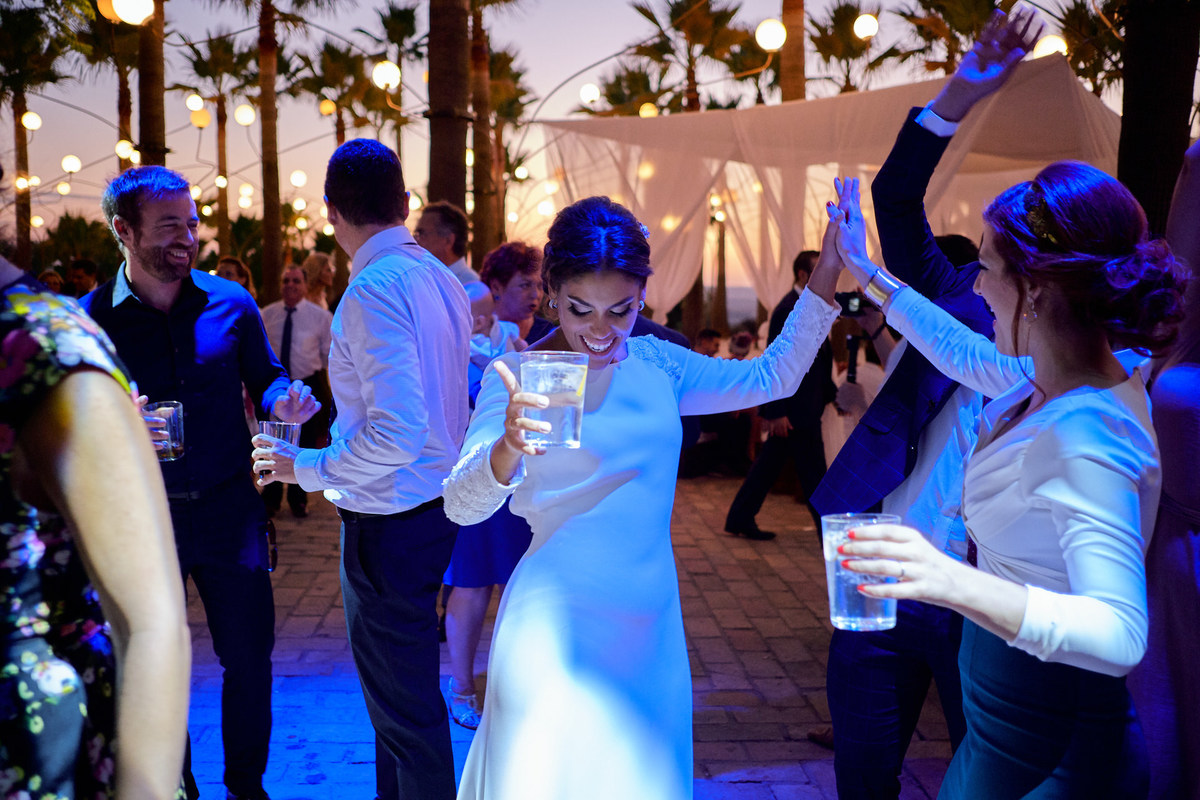 Bailar en tu fiesta de boda fotografía realizada por los mejores fotógrafos de Sevilla - Parejo Photos
