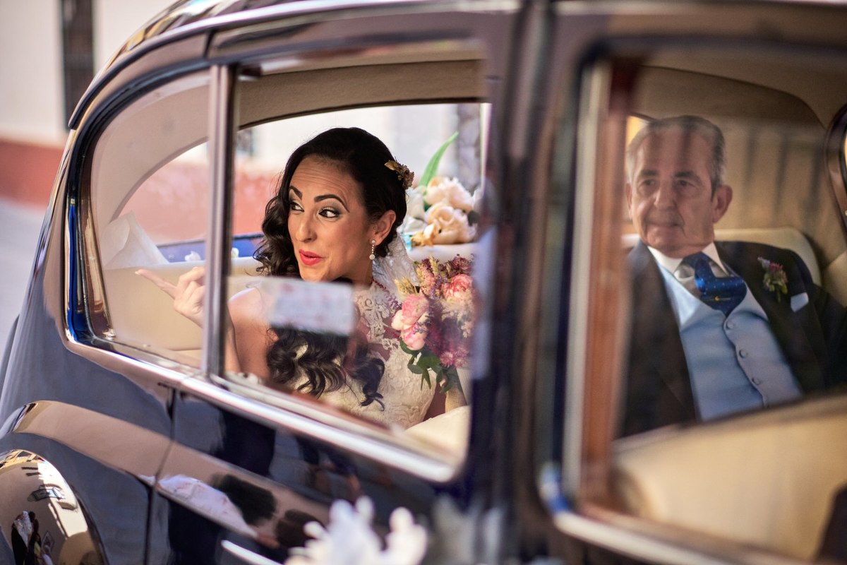 novia en coche parejo photos