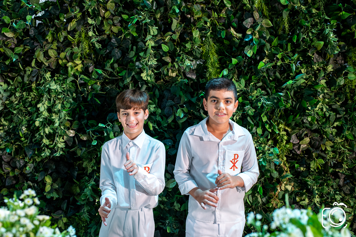 meninos primeira eucaristia