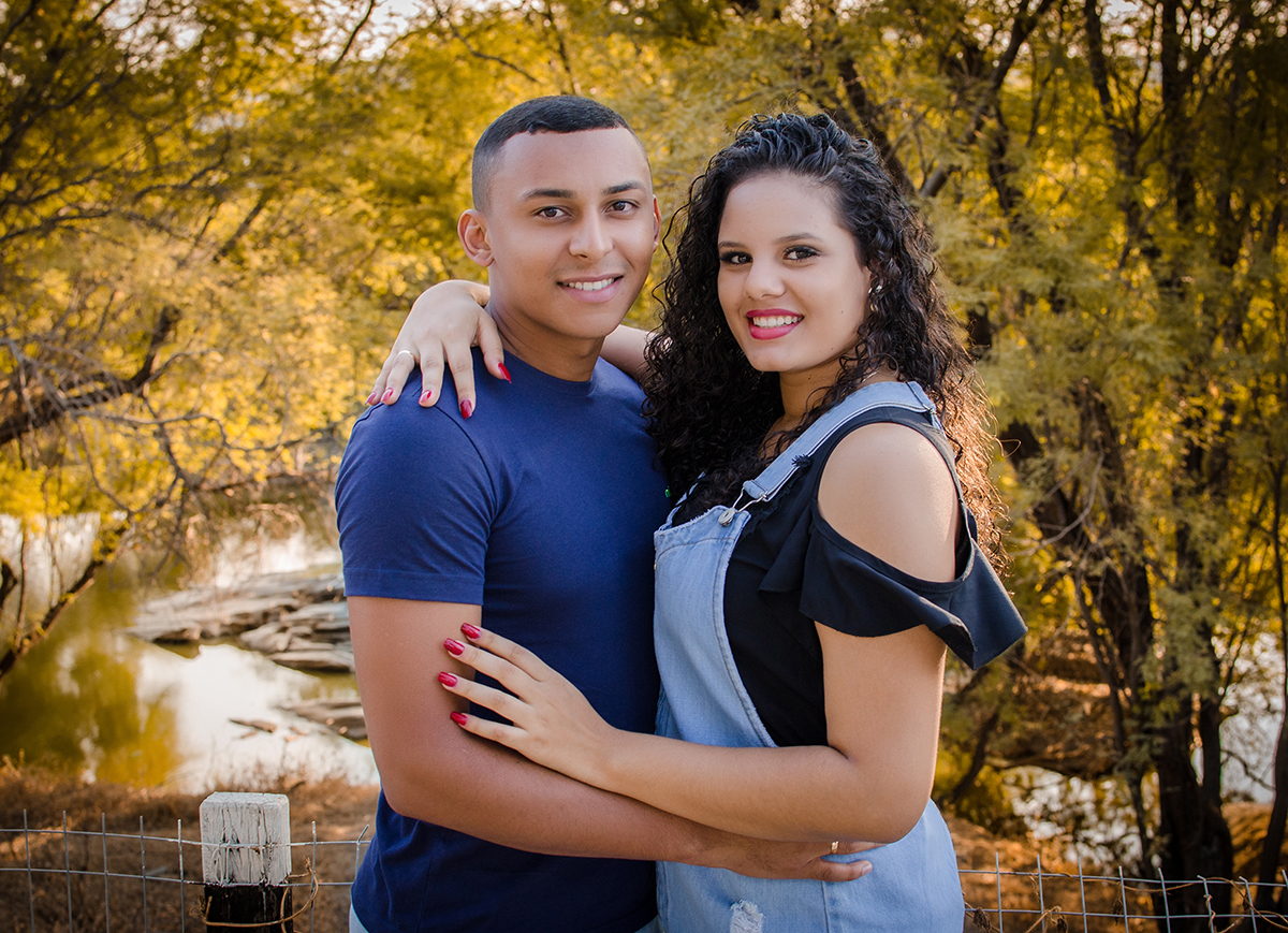 noivos posam pra foto no poço de santana no dia do ensaio pré casamento 