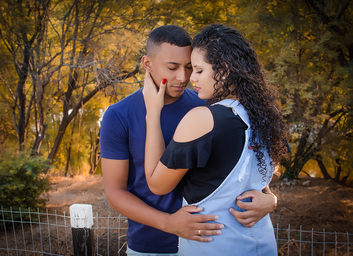 noivos abrasados e pensativos no dia do ensaio pré casamento  