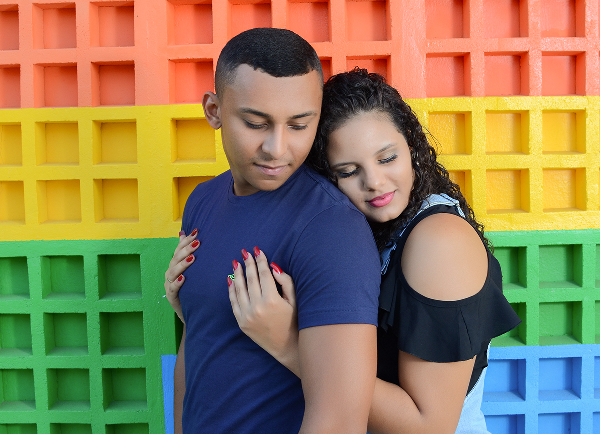 noiva abraça noivo por trás no dia do ensaio pré casamento  