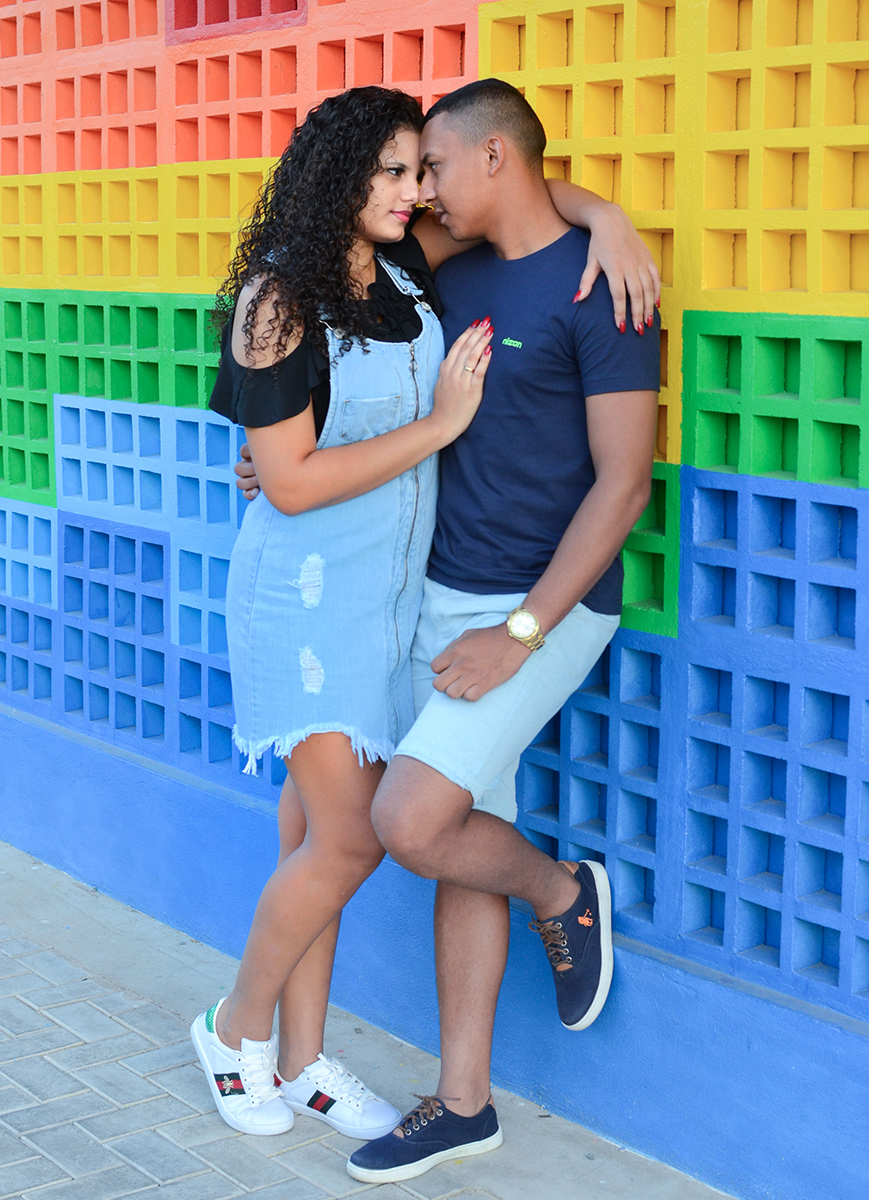 novos se apoiam na parede no dia do ensaio pré casamento  