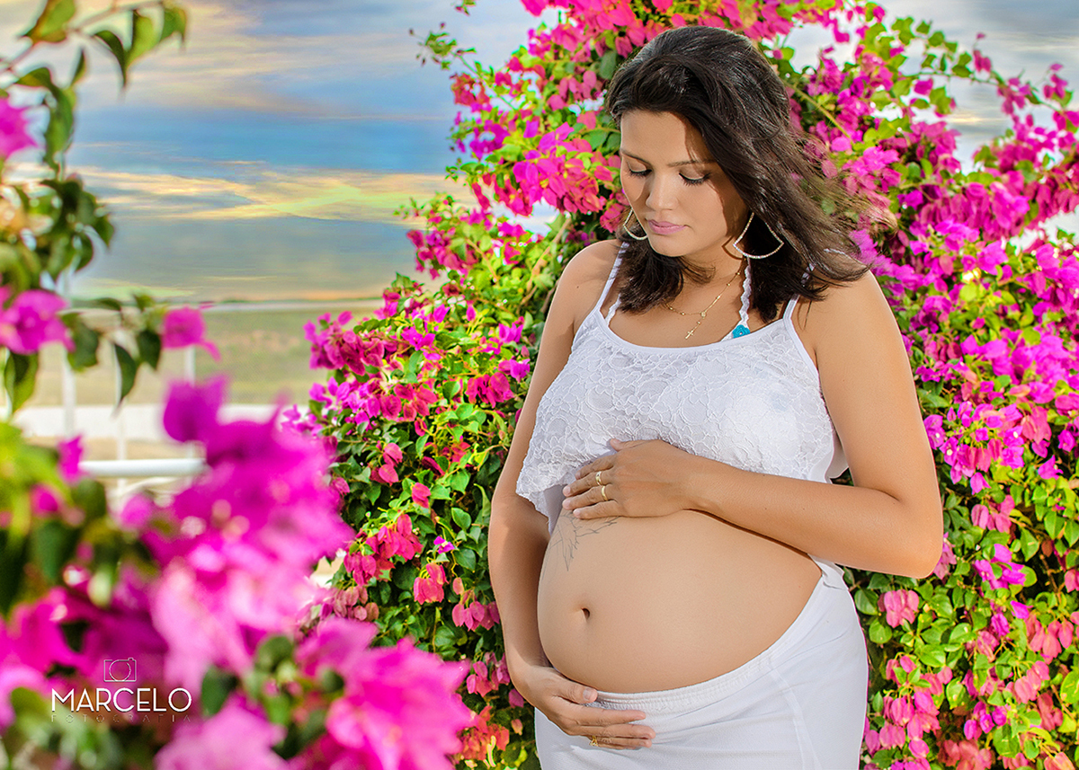 mãe no jardim pousado para as fotos de gestante 