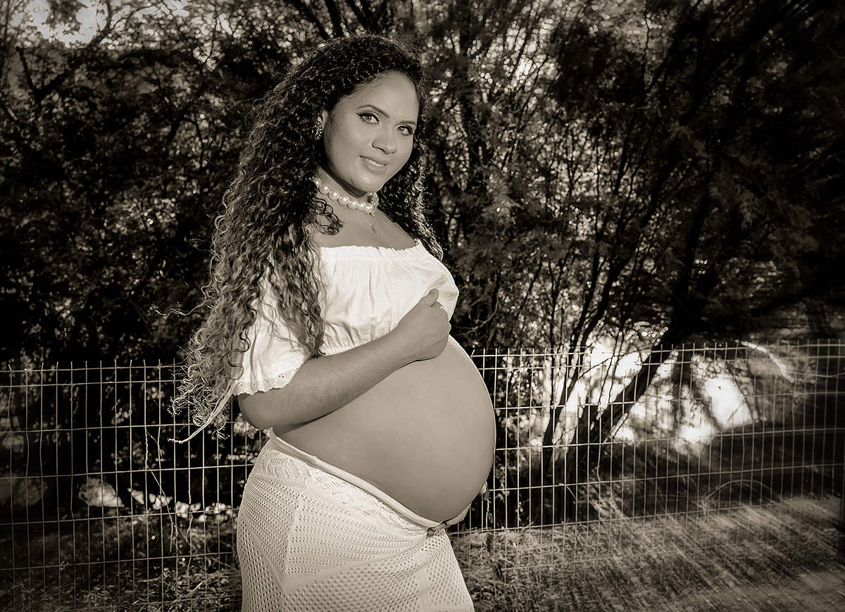 foto preto e branco da mãe no dia do ensaio externo de gestante 
