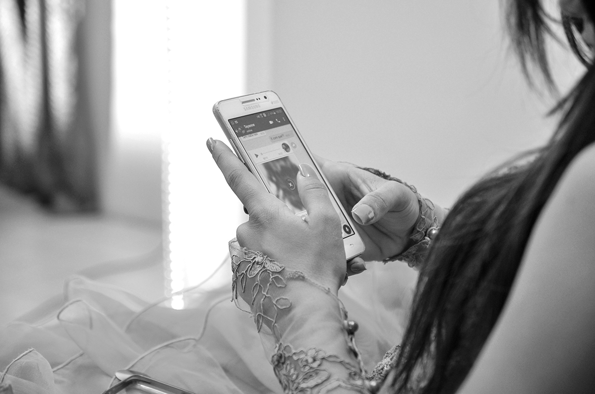 Debutante mandando mensagem para as amigas no dia do aniversário de quinze anos 