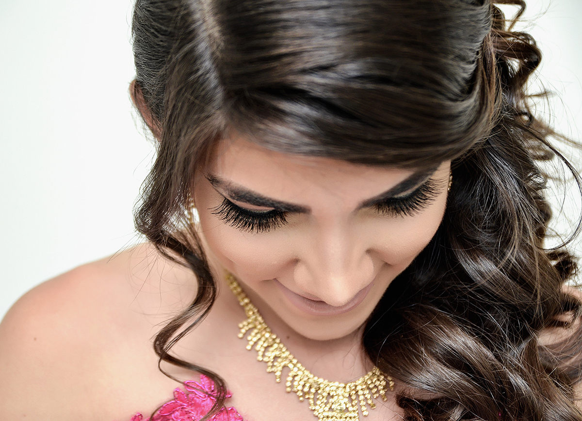 Debutante com maquiagem pronta no dia do aniversário de quinze anos 