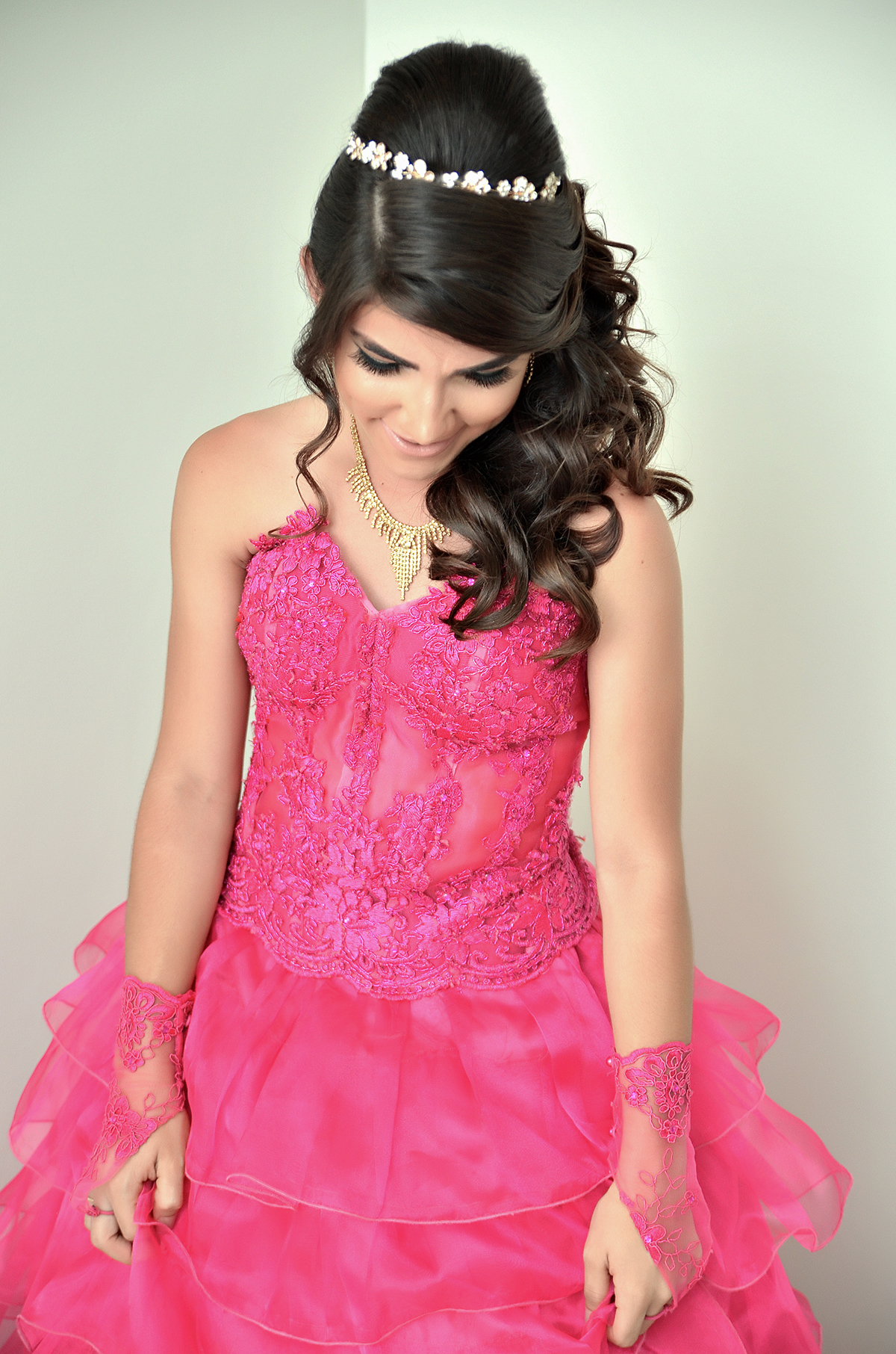 debutante mostrando o vestido 