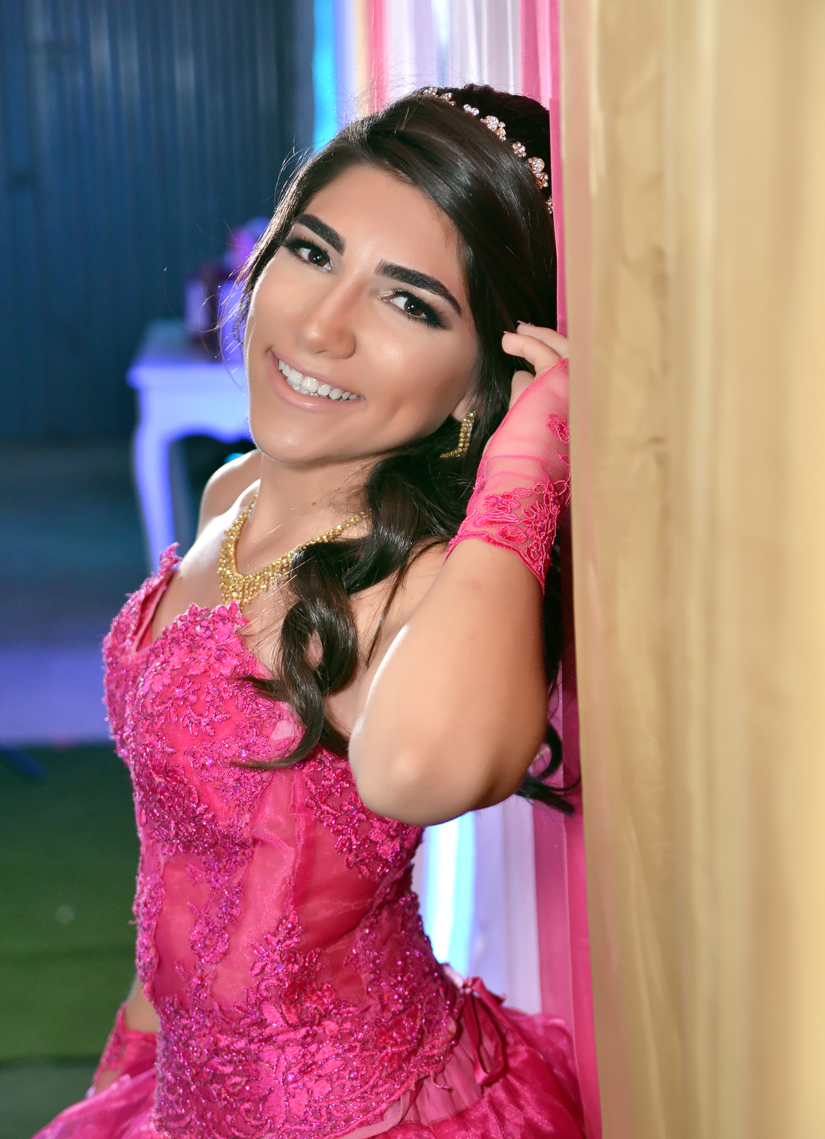 debutante encostada na parede para fazer fotos de quinze anos 