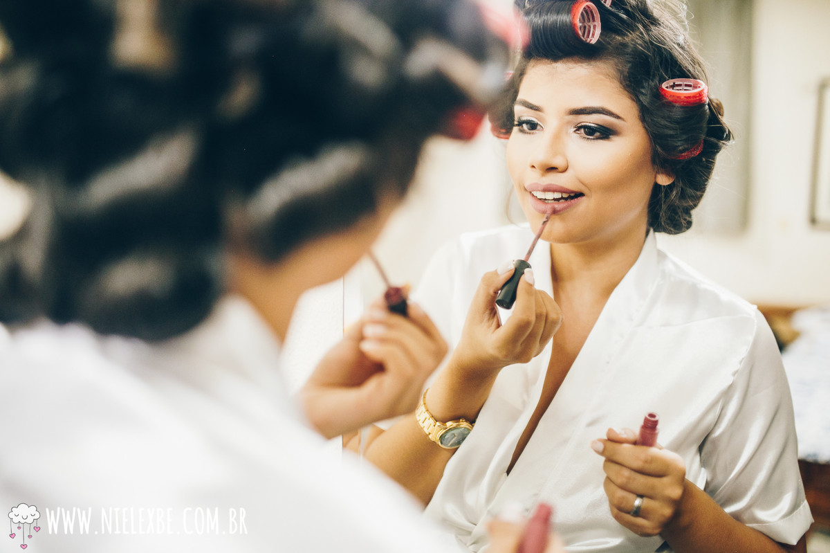 Noiva se maquiando no próprio casamento