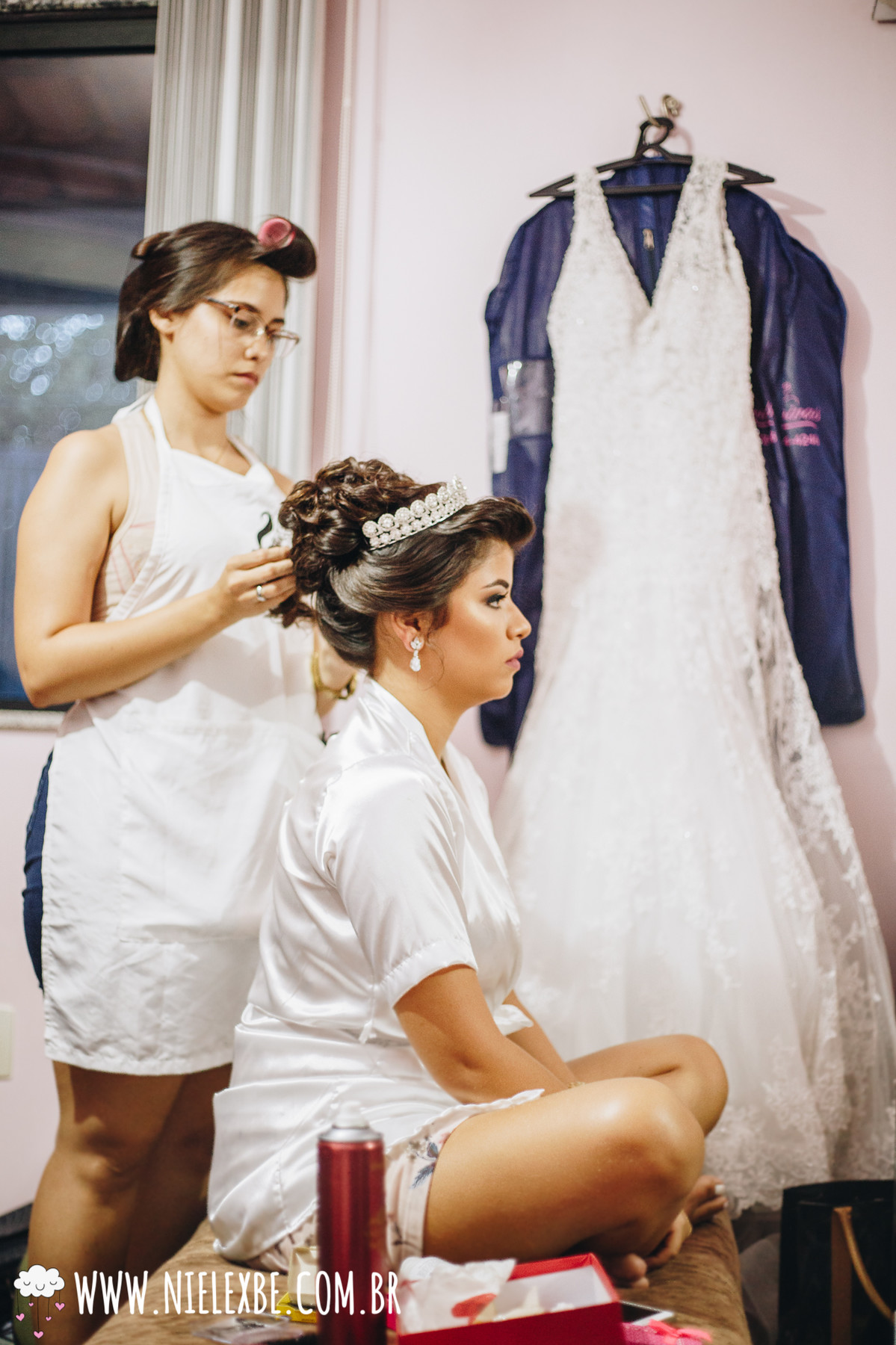 Noiva se maquiando no próprio casamento