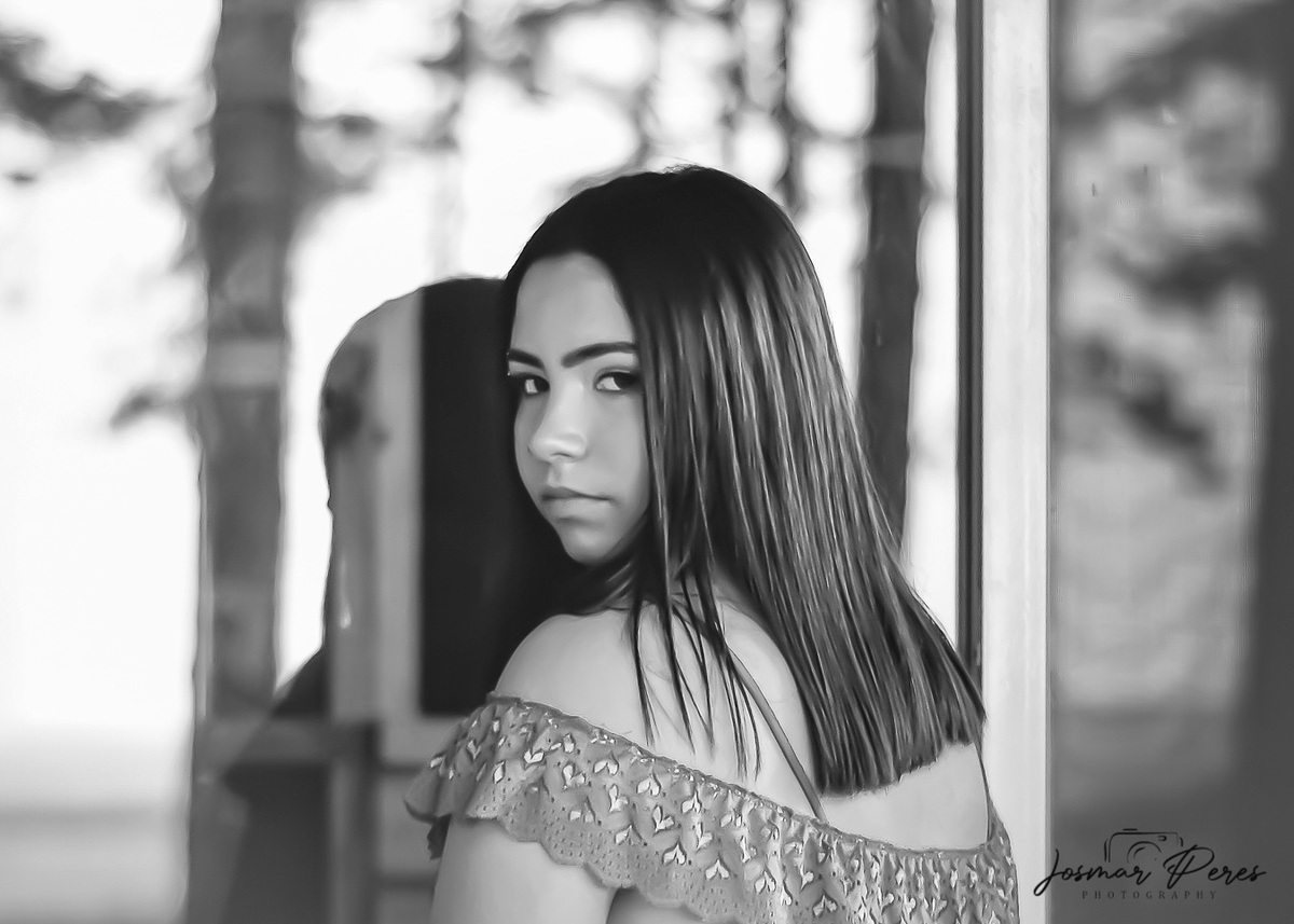 mulher de frente para espelho gera sobra e reflexos em ensaio fotográfico feminino, imagem pelo fotógrafo Josmar Peres