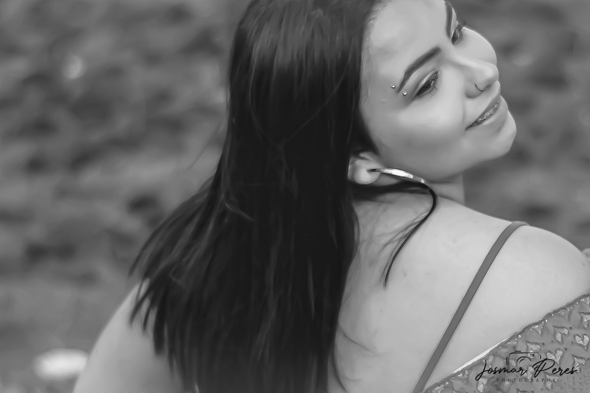 mulher olhando por cima do ombro fotografia em preto e branco
