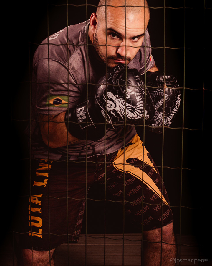 Lutador de box em posição de defesa. Fotógrafo Josmar Peres
