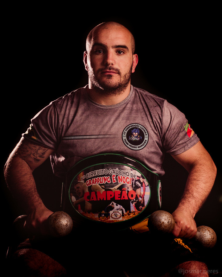 Lutador de luta livre
 sentado com cinturão. Foto Josmar Peres

