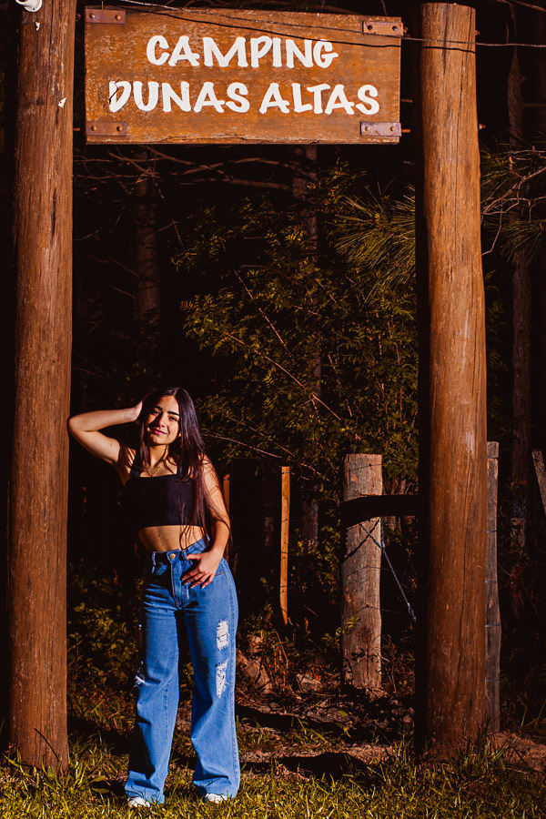 menina em pórtico de entrada no Camping Dunas Altas.