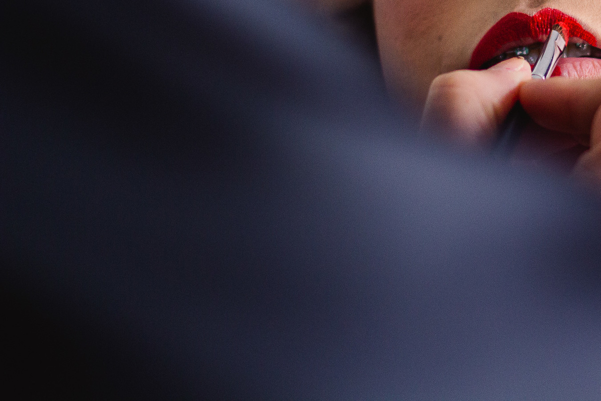 usando batom com pincel