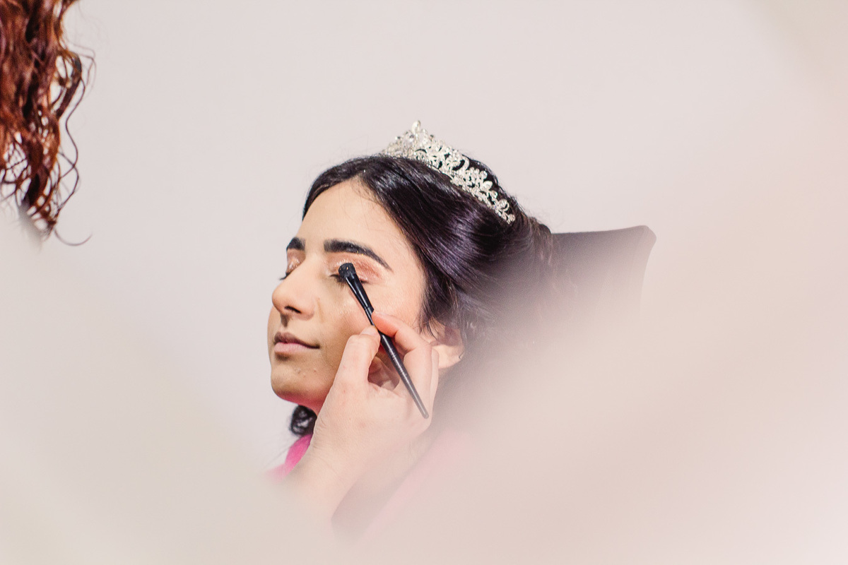 aplicando sombra na maquiagem