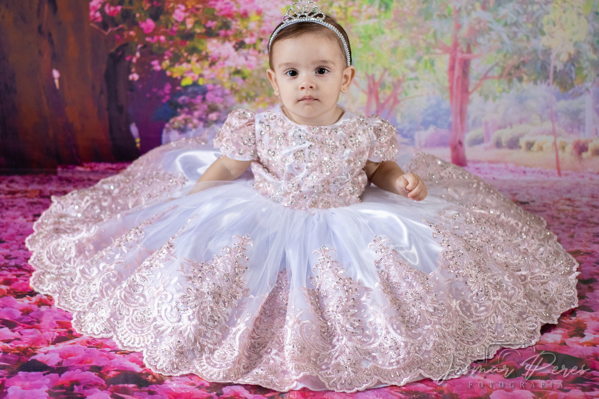 menina usando vestido de um aninho