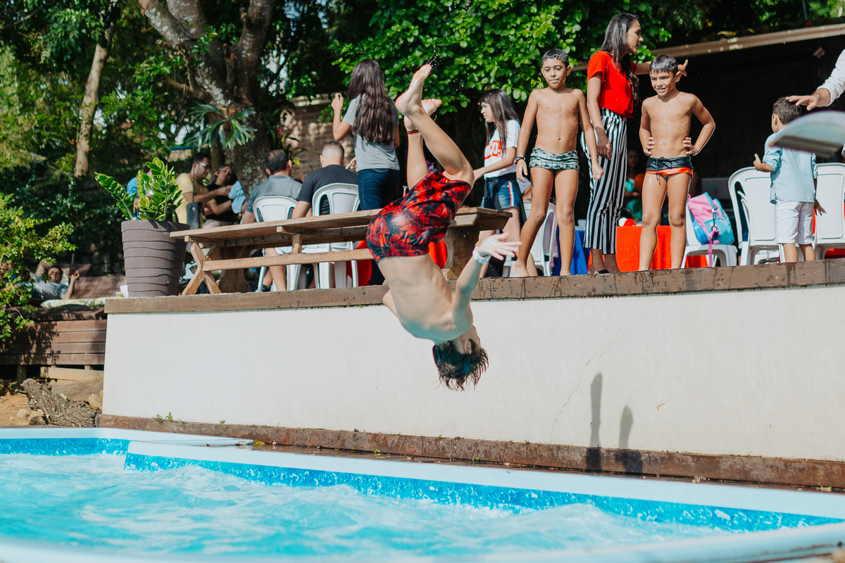 fotografia de aniversário Arthur, festa infantil Vila Velha, fotógrafa de festas, fotos espontâneas de crianças, Patrulha Canina, fotógrafo de eventos ES, festa com piscina, fotografia afetiva infantil, registro documental de festa