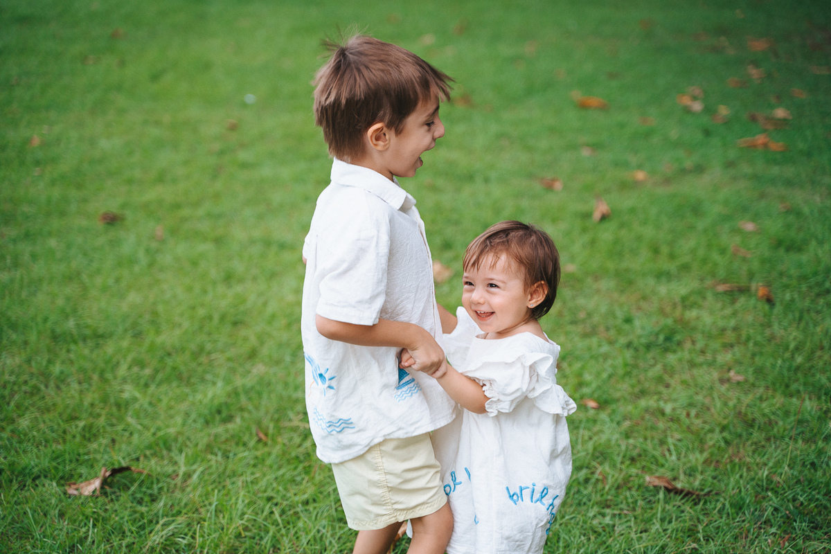 Fotógrafa ES registra ensaio de aniversário de 1 ano ao ar livre em Vila Velha. Fotografia de família lifestyle com piquenique, conexão, carinho e momentos espontâneos. Ensaio infantil no Espírito Santo.