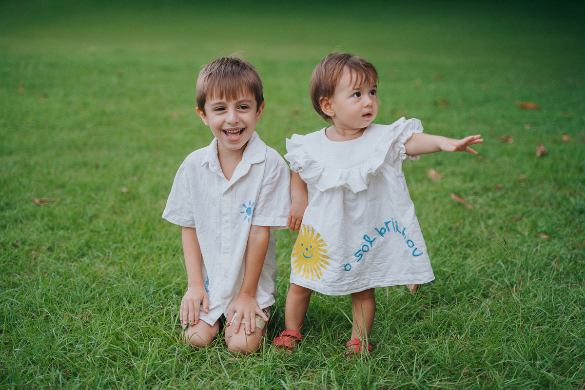 Fotógrafa ES registra ensaio de aniversário de 1 ano ao ar livre em Vila Velha. Fotografia de família lifestyle com piquenique, conexão, carinho e momentos espontâneos. Ensaio infantil no Espírito Santo.