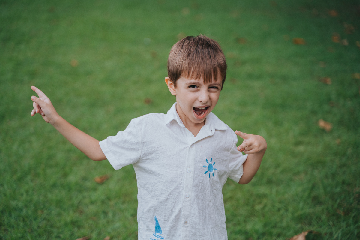Fotógrafa ES registra ensaio de aniversário de 1 ano ao ar livre em Vila Velha. Fotografia de família lifestyle com piquenique, conexão, carinho e momentos espontâneos. Ensaio infantil no Espírito Santo.