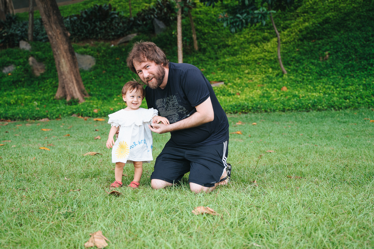 Fotógrafa ES registra ensaio de aniversário de 1 ano ao ar livre em Vila Velha. Fotografia de família lifestyle com piquenique, conexão, carinho e momentos espontâneos. Ensaio infantil no Espírito Santo.