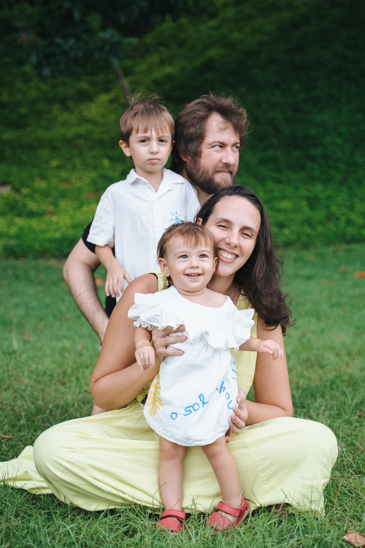 Fotógrafa ES registra ensaio de aniversário de 1 ano ao ar livre em Vila Velha. Fotografia de família lifestyle com piquenique, conexão, carinho e momentos espontâneos. Ensaio infantil no Espírito Santo.