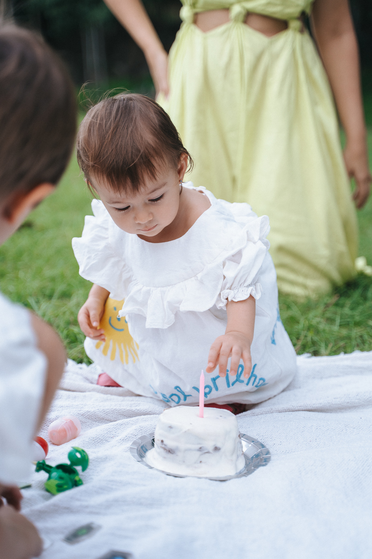 Fotógrafa ES registra ensaio de aniversário de 1 ano ao ar livre em Vila Velha. Fotografia de família lifestyle com piquenique, conexão, carinho e momentos espontâneos. Ensaio infantil no Espírito Santo.