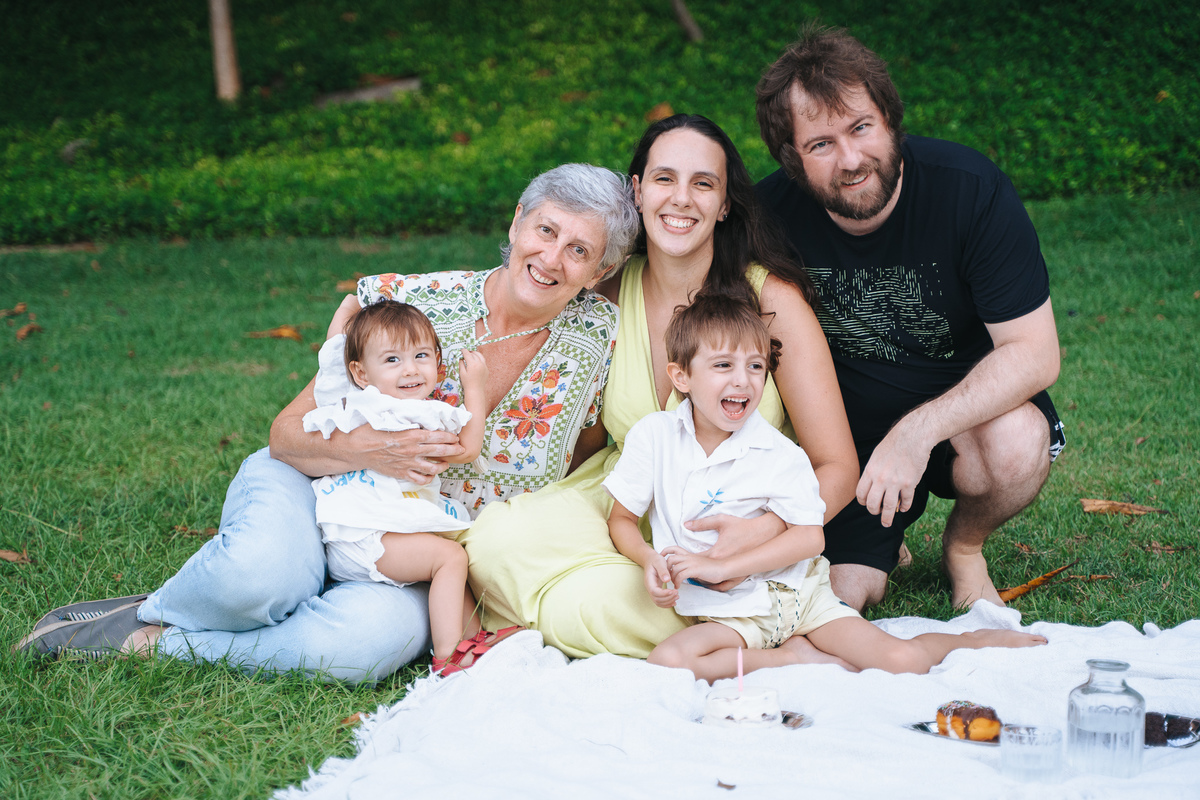 Fotógrafa ES registra ensaio de aniversário de 1 ano ao ar livre em Vila Velha. Fotografia de família lifestyle com piquenique, conexão, carinho e momentos espontâneos. Ensaio infantil no Espírito Santo.