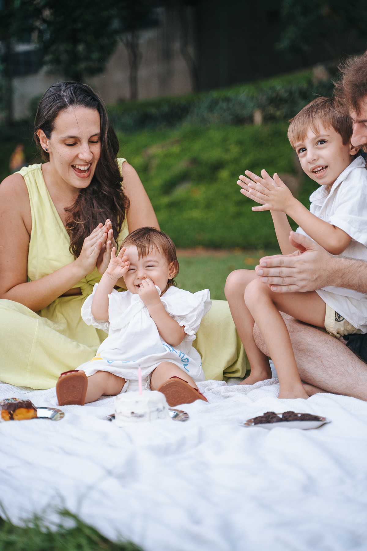 Fotógrafa ES registra ensaio de aniversário de 1 ano ao ar livre em Vila Velha. Fotografia de família lifestyle com piquenique, conexão, carinho e momentos espontâneos. Ensaio infantil no Espírito Santo.