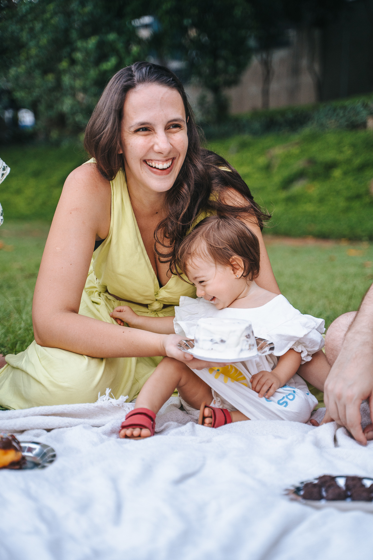 Fotógrafa ES registra ensaio de aniversário de 1 ano ao ar livre em Vila Velha. Fotografia de família lifestyle com piquenique, conexão, carinho e momentos espontâneos. Ensaio infantil no Espírito Santo.