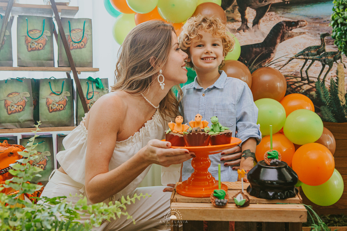 aniversario, 4 anos, mundo azul, mae de menino, fotografia, babyboy, festa dinossauro, festa de menino, amigos, smashthecake, primeiro aninho, festa de criança, photography, família, mamãe de primeira viagem, tema dinossauro