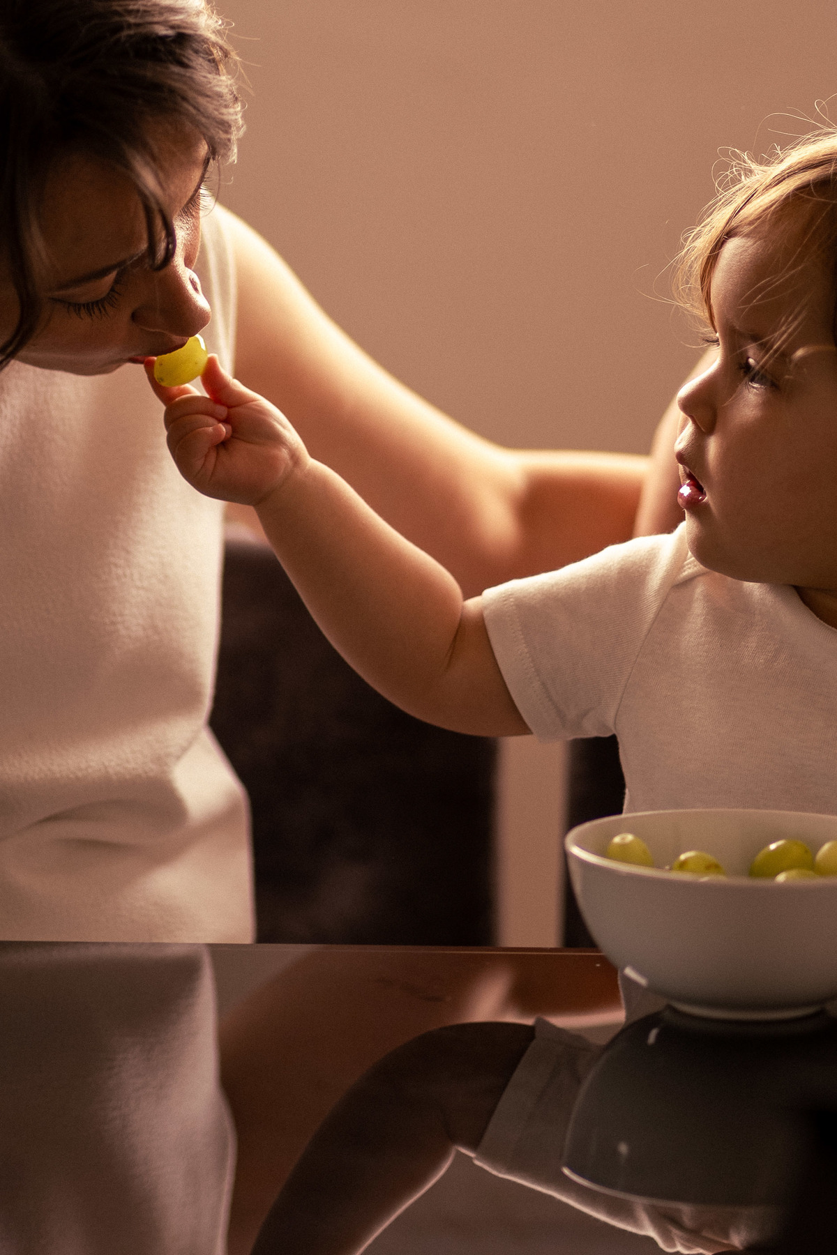 Criança comendo com os pais ensaio fotográfico em familia