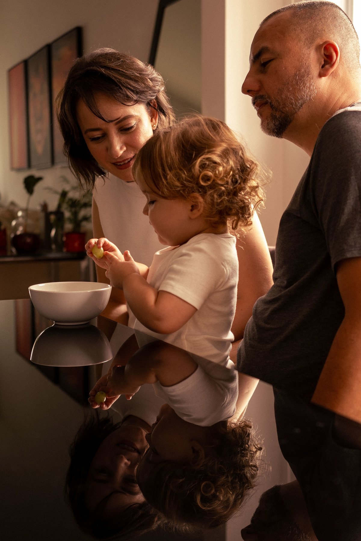 Criança comendo com os pais ensaio fotográfico em familia