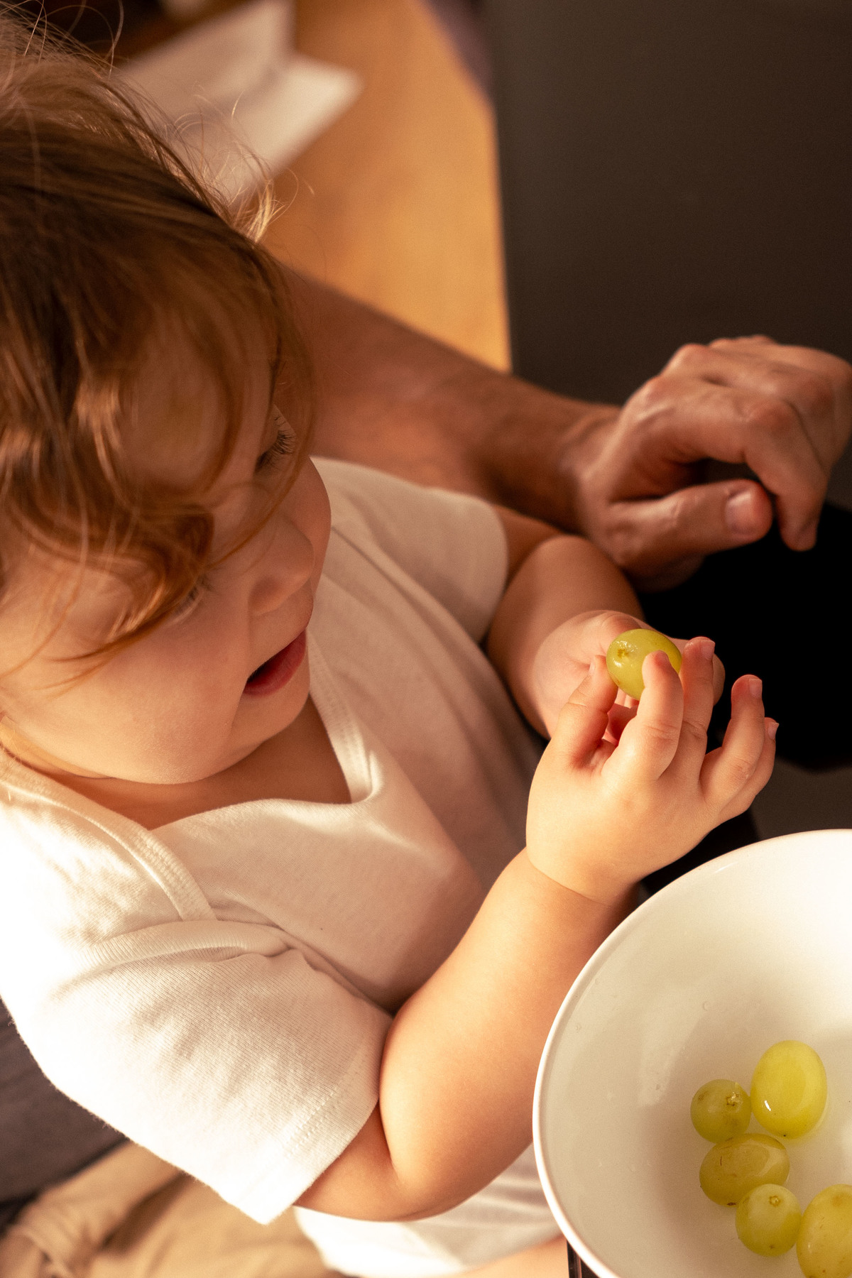 Criança comendo com os pais ensaio fotográfico em familia