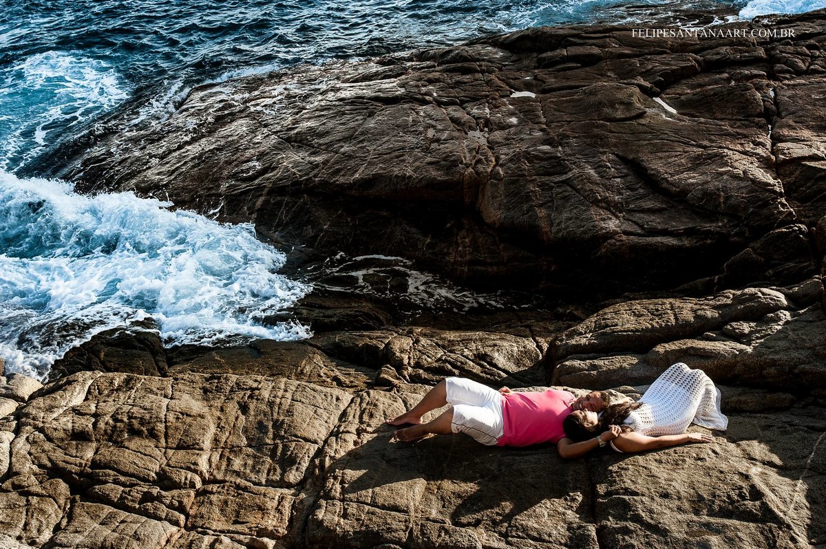 Fotografia feita pelo fotografo de Casamentos Felipe Santana, fotografo de Cataguases, fotografada em Cabo Frio- RJ, fotografia de casal na praia deitados na rocha